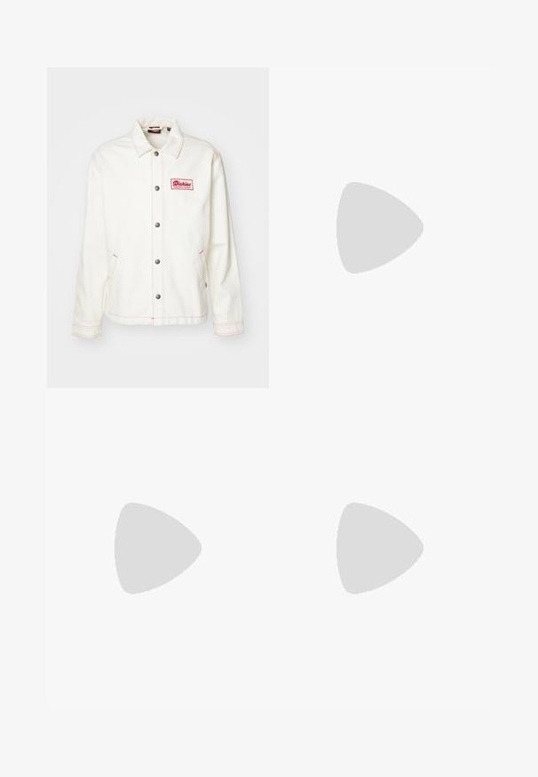 Jachetă din denim albă cu un logo roșu brodat, butoane argintii și cusături roșii în contrast, dotată cu două buzunare laterale și un guler clasic.; Tricouri din bumbac albe, cu mâneci scurte, design cu guler rotund, textură simplă, așezate într-un rând, cu o marcă subtilă la guler.; Jeans din denim de culoare albastru deschis, cu un design cu picioare drepte, având talie medie, cinci buzunare și un sistem de închidere cu nasture și fermoar.; Adidași înalți bej din pânză, cu dungi roșii, talpă din cauciuc alb și gromete metalice, având logo-ul iconic cu stea pe lateral.