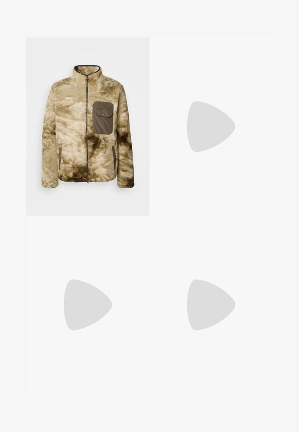 Beez värvi fliisjakki kõrge kraega, lukuga sulgemine ja vasakul rindkere tasku oliivrohelises värvitoonis. Omab pehmet, tekstureeritud pinda, millel on tie-dye muster.; Musthave muströid ja pehmest materjalist must turtleneck, millel on pikad varrukad ja tihe istuvus. Ribaga ääris allservas ja vöökohal. Lihtne disain.; Mustad teksased otse sääre disainiga, nupu kinnitusega, viie taskuga ja minimaalse õmblusega, et saavutada puhas välimus.; Must beemel levalis kingad ümarate varvastega, sileda pinnaga, minimaalsete õmblustega ja madala kummist kontsaga. Logo kontsa peal.
