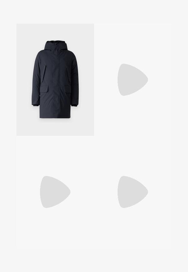 Marineblaue Steppjacke mit Kapuze, zwei vorderen Klappentaschen, Reißverschlüssen und gerippten Bündchen; aus einem glatten, strapazierfähigen Stoff gefertigt.; BOSS TEE - T-Shirt basic - open white; Beige Baumwollhose mit geradem Bein, ausgestattet mit einem Knopfverschluss und Falten an der Vorderseite für zusätzliche Details.; Weiße Leder-Sneaker mit strukturierter Oberseite, runder Zehenform, minimalistischem Design und Gummisohle mit gestickten Details.