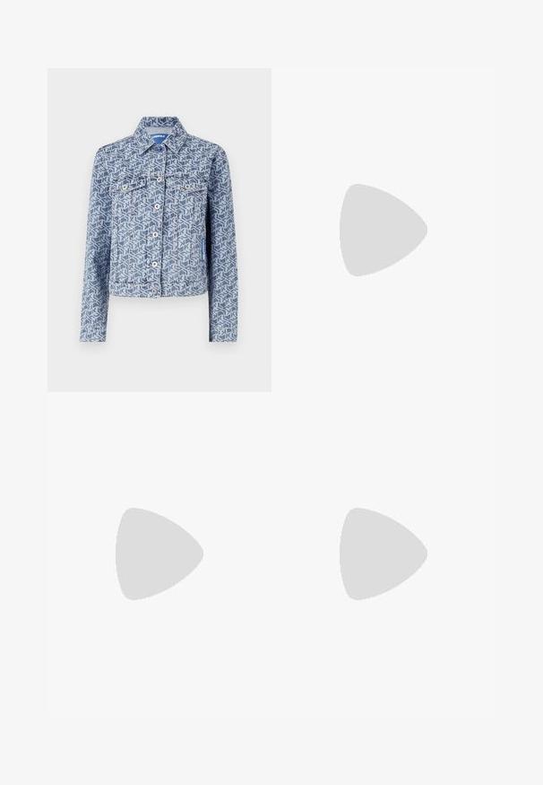 Jachetă din denim cu un model geometric albastru, închidere cu nasturi în față, două buzunare pe piept și un design clasic al gulerului.; Tricou din bumbac negru cu mânecă scurtă, cu o croială lejeră și un panou lateral contrastant, având text mic și detalii de design.; Pantaloni tapered negri și albi, cu o croială slim și panouri contrastante. Materialul are o textură netedă; talia este plată și ajustată.; Pantofi cu toc slingback din piele neagră, cu vârful ascuțit, toc subțire și detaliu decorativ cu cataramă pe partea din față. Textură netedă și design elegant.