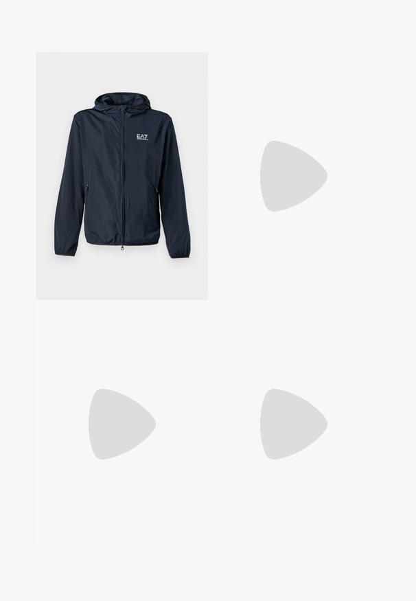 Mornarska vetrovka s sprednjim zadrgo, nastavljivo kapuco, stranskimi žepi na zadrgo in logotipom na levi strani prsnega koša. Gladka tekstura, lahka material.; Bela bombažna majica s krožnim izrezom in kratkimi rokavi, s pozlačenim logotipom EA7 Emporio Armani natisnjenim spredaj.; Črne športne kratke hlače iz mehkega blaga, z elastičnim pasom in majhnim rumenim logotipom EA7 na spodnjem levem delu noge.; Bela usnjena športna obutev z gladko površino, okroglo prst, ravne vezalke in teksturiran podplat. Ima diskretno logo na peti.