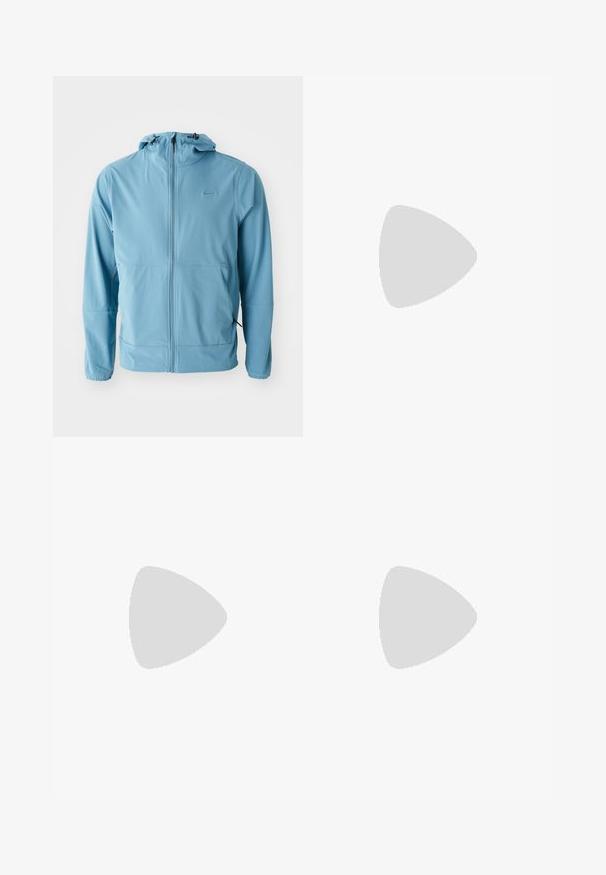 Lichtblauwe Nike-jas, volledige rits, verstelbare capuchon, elastische manchetten, twee zijzakken, gladde stof met minimale brandingdetails.; Zwart T-shirt met korte mouwen van Nike, gemaakt van gladde stof, met een wit swoosh-logo op de bovenlinkerzijde, ronde hals.; Zwarte trainingsbroek van lichtgewicht materiaal met een elastische tailleband, enkelmanchetten en een discreet Nike-logo aan de linkerkant.; Zwarte sportieve schoen met een ademende bovenkant van mesh, gestructureerde accenten en een golvende rubberen zool. Heeft een reflecterende logo en vetersysteem.