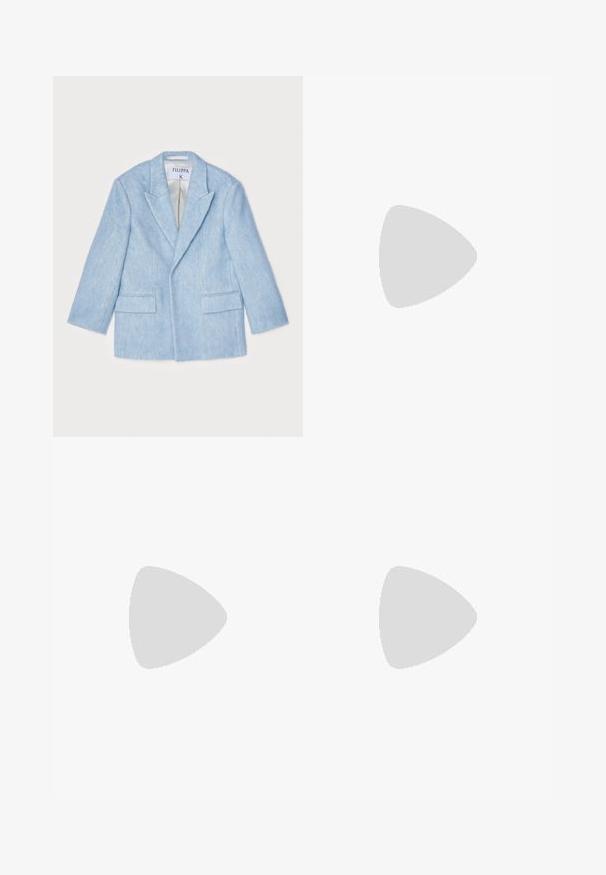 Filippa K TEXTURED BLAZER - Kratki kaputi - cloud blue; Bijela pamučna majica s kratkim rukavima, okruglim izrezom, opuštenim krojem i šivenim rubom. Etiketa je vidljiva na unutarnjoj strani vrata.; Crne kratke hlače do koljena izrađene od pamuka, s ravnim prednjim dijelom, petljama za remen i bez vidljivih džepova. Glatka tekstura i prilagođeni kroj.; Cipele s potpeticom i otvorenim stražnjim dijelom, u tamnosmeđoj sjajnoj umjetnoj koži krokodila. Sadrže zlatnu geometrijsku potpeticu i prilagodljivu naramenicu.