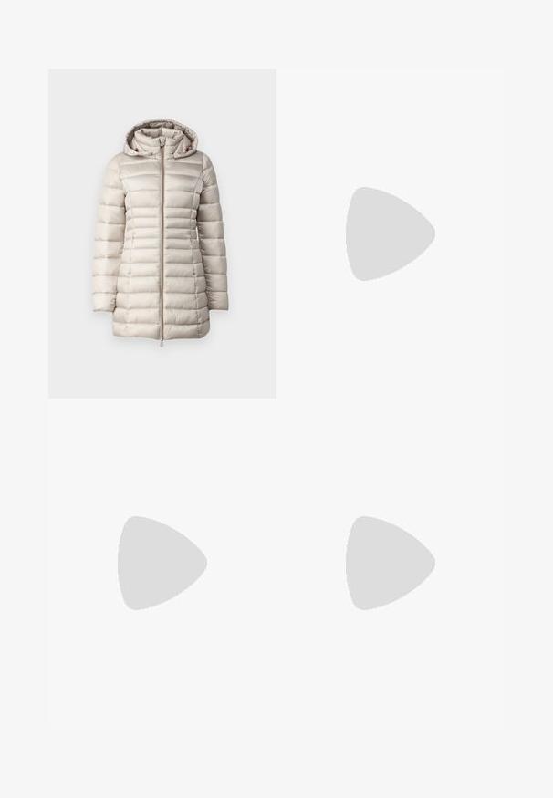 Giacca puffer beige chiaro con zip frontale, design trapuntato testurizzato, cappuccio integrato e dettagli arancioni sul cordino.; Camicia beige con bottoni, maniche corte a palloncino, colletto aperto e dettagli nelle cuciture. Realizzata in tessuto liscio con chiusura a bottoni frontale.; Pantaloni neri su misura con un design a gamba dritta, caratterizzati da una texture liscia e pieghe ben definite sul davanti. Senza hardware visibile.; Tacchi slingback in pelle nera con punta affusolata, caratterizzati da un tacco alto e un accento dorato sulla cinghia regolabile. Texture liscia.