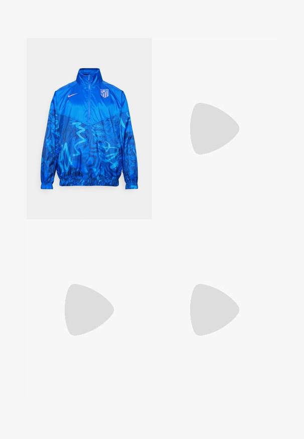 Giacca a vento blu con zip a metà, polsini elasticizzati, motivi astratti blu scuro e un logo sul petto. Realizzata in un tessuto liscio e resistente.; T-shirt bianchi in cotone, maniche corte, design a collo tondo, texture liscia, impilati in fila, con un sottile marchio all'altezza del collo.; Pantaloni sportivi navy realizzati in tessuto testurizzato con logo Parigi sulla coscia sinistra e swoosh Nike bianco sulla destra.; Sneaker in pelle nera con superficie texture, baffo Nike bianco, suola grigia, punta rotonda e design con lacci. Presenta delle perforazioni sulla punta.