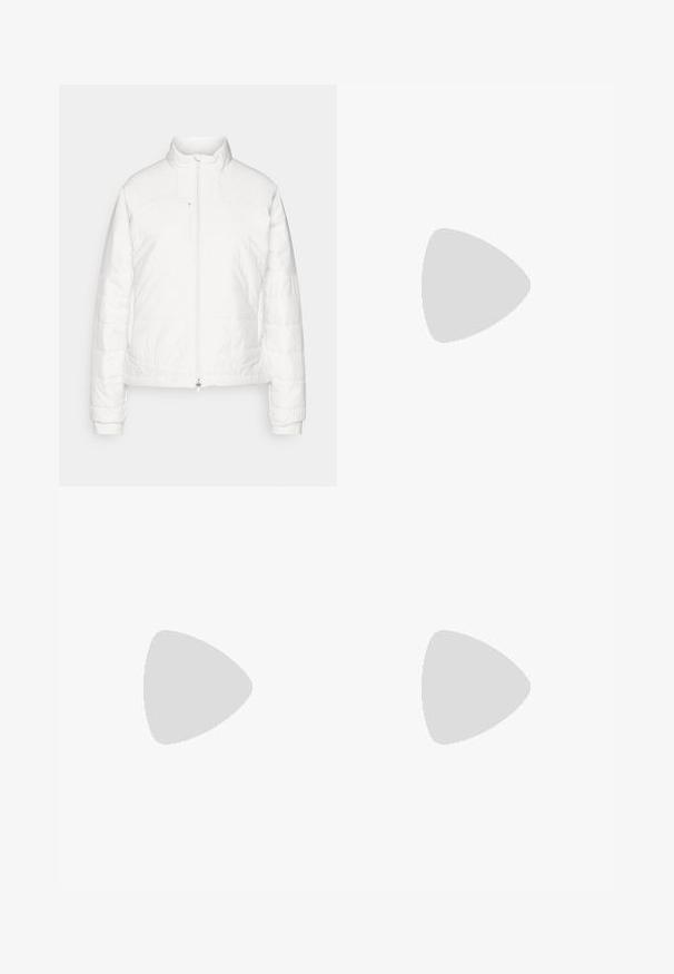 Jachetă puffer albă cu guler înalt, închidere cu fermoar și textură matlasată. Are mâneci lungi și un design scurt. Finisaj neted.; Tricou alb cu maneci scurte, fabricat dintr-un material neted, cu guler rotund si tiv curbat. Poartă-l cu o fustă sau pantaloni albi.; Pantaloni negri cu un design evazat, având un talie înaltă și slits laterale pentru o mișcare ușoară. Fabricat dintr-un material neted și elastic.; Pantofi sport albaștri cu un superior din piele netedă, accente gri, panouri laterale texturate și aderență roșie din cauciuc pe talpă.