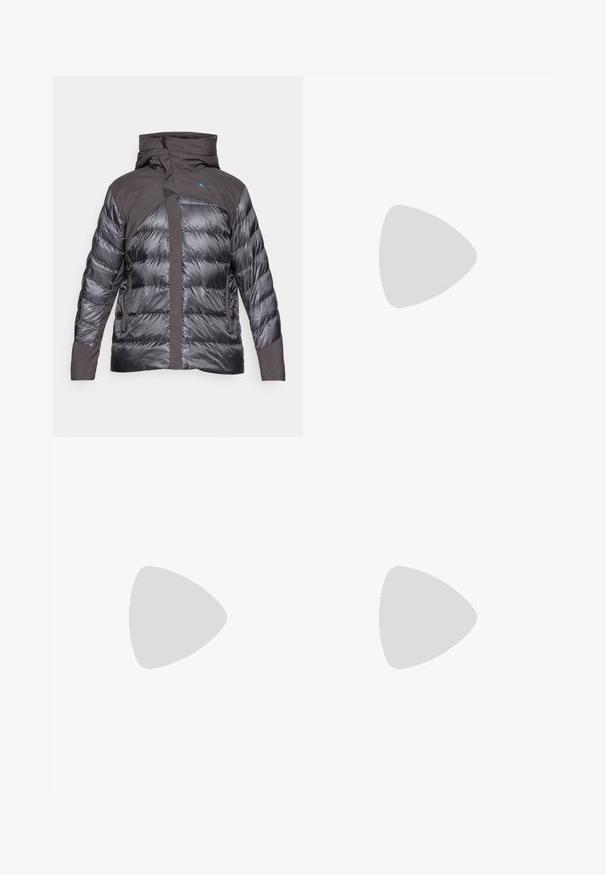 Giubbotto imbottito in grigio scuro e nero, dotato di cappuccio, cerniere e contrasto di texture tra aree lisce e trapuntate.; Maglietta sportiva nera a maniche corte con tessuto testurizzato, caratterizzata da un logo bianco sul lato sinistro del petto e orlo dritto.; Pantaloni sportivi neri realizzati in tessuto leggero, con vita regolabile con cordino, tasche laterali e orli affusolati alle caviglie.; Scarpa da trail running nera con tomaia texture, suola in gomma e punta rinforzata. Presenta un collare imbottito e un tassello per un indossamento facile.