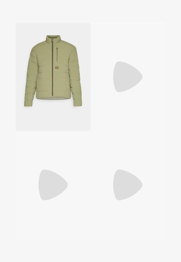 G-STAR FOUNDATION LINER  - Žieminė striukė - sage; Olive spalvos medvilnės marškinėliai su dideliu juodu „Levi's“ logotipu priekyje. Klasikinis apvalus kaklas ir trumpi rankovės, glotni tekstūra.; Olive spalvos cargo kelnės, pagamintos iš tvirto medvilnės. Yra keletas kišenių, šonu užtraukiama kišenė ir siaurėjančios kojos su šiek tiek tekstūruotu paviršiumi.; Juoda aukšta avalynė iš kanvos su baltais guminiais padais ir raišteliais, su apvaliu logotipu šone, derinama su džinsais ir juodomis kelnėmis.