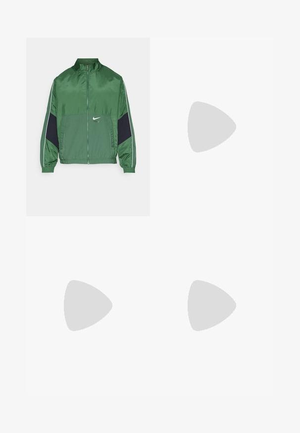 Chaqueta de nailon verde con cremallera y cuello alto, con acentos en color marino, puños acanalados y un pequeño logotipo blanco en la parte frontal.; Camiseta de algodón blanca con mangas cortas, cuello redondo, que presenta un pequeño logo dorado en la parte izquierda del pecho. Textura suave y corte regular.; Pantalones de algodón beige con un diseño de pata recta, que cuentan con un cierre frontal de botón, pasadores para cinturón y dos bolsillos laterales. Textura suave.; Zapatillas Nike Air Force 1 en blanco y negro con parte superior de cuero, puntera perforada y detalle de suela texturizada, combinadas con pantalones beiges remangados y calcetines blancos.