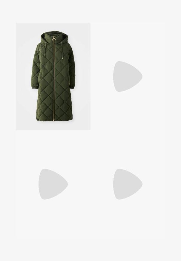 Lang, olijfgroene gewatteerde jas met een capuchon, front-rits, gouden hardware accenten, trekkoorden en elastische manchetten. Diamantpatroon textuur.; Zwarte katoenen t-shirt met een ronde hals, korte mouwen en een geborduurd logo op de borst. Eenvoudige, comfortabele pasvorm zonder patronen.; Zwarte op maat gemaakte broek met een recht model, voorzien van een soepele textuur en scherpe plooien aan de voorkant. Geen zichtbare hardware.; Zwarte leren slingback hakken met een spitse neus, voorzien van een slanke hak en een goudkleurige accent op de verstelbare band. Gladde textuur.