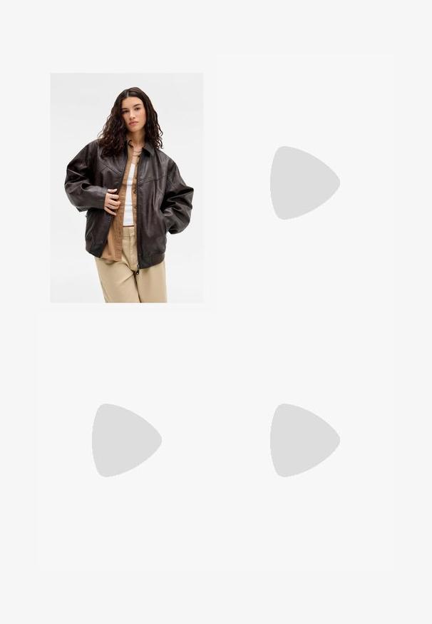 Ung kvinne med langt krøllete hår iført en mørkebrun lærjakke over en beige skjorte og lyse bukser, stående mot en ensfarget bakgrunn.; Hvit tanktopp med tynne svarte stropper som har en stor svart "I" og "NY" tekst, og et rødt hjertegrafikk mellom dem.; Lys blå denimjeans med lett falming, fem lommer, glidelås, og rette ben på hvit bakgrunn.; Sportssko med en hvit skinnoverdel, grå semsket tå og tre svarte striper. Har en blå logo på tungen og en teksturert gummisåle.; Sorte sports solbriller med buede linser, lett plastramme og teksturerte stenger. Strømlinjeformet design med integrert nesepuss.; Svart vevd skinnveske med en slapp design, som har et knyttet stropp og en liten dekorativ gullnagle på toppen.