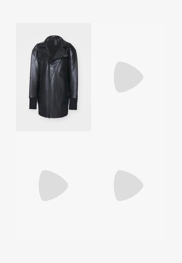 Giubbotto di pelle nera con zipper frontale, ampie alette e polsini a costine. Include due tasche laterali e un design minimalista.; T-shirt bianca cropped realizzata in tessuto morbido, con maniche corte, scollo rotondo e dettagli a costine sull'orlo. Design semplice e senza fronzoli.; Pantaloni neri realizzati in tessuto morbido, caratterizzati da vita alta, gambe larghe, pince frontali e classiche passanti per cintura. Non ci sono tasche laterali visibili.; Mocassini in pelle nera con suola spessa, caratterizzati da un accento dorato nella parte anteriore e una finitura liscia. Design della suola con profilo spesso.