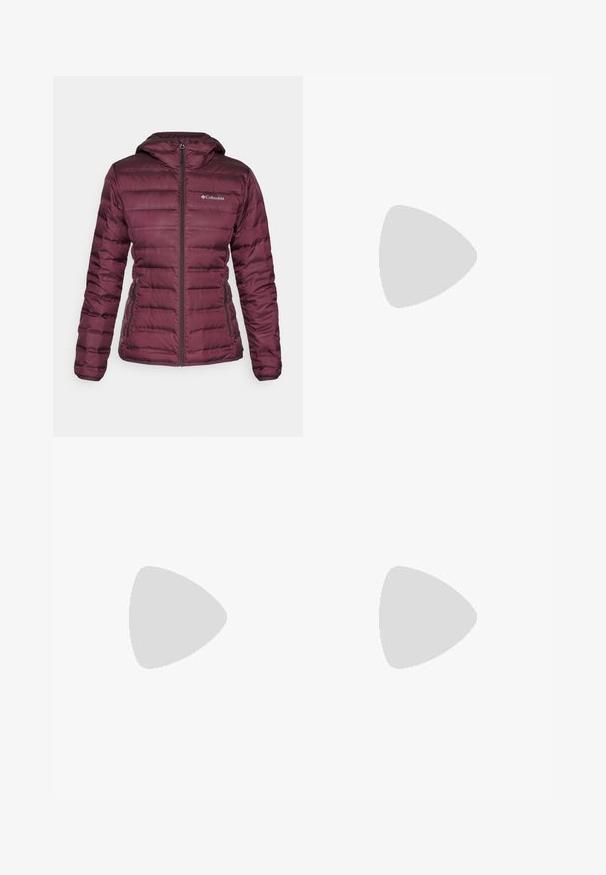 Burgundská péřová bunda s kapucí, zipovým zapínáním vpředu a bočními kapsami. Má prošívaný design a kontrastní texturu podél švů.; Černé tričko Columbia s bílým kruhovým uměleckým ztvárněním hor a řeky a textem "Columbia Sportswear Company Outside Since 1938."; Černé legíny s vysokým pasem, šnůrkou, hladkým povrchem a přiléhavým střihem. Obsahují švy podél stran.; Černé turistické boty s mírně vyšším střihem, které mají texturovaný svršek, šedé detaily a odolnou gumovou podrážku s trakčními výstupky.