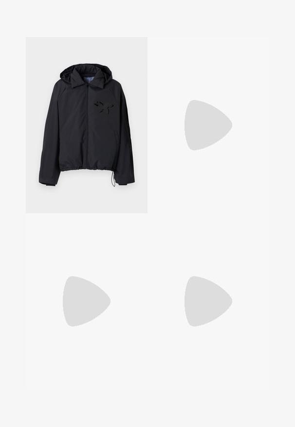 Jachetă neagră tip windbreaker cu fermoar în față, glugă, tiv elastic și un logo texturat de fluture negru pe partea stângă a pieptului.; Tricou alb din bumbac, cu mâneci scurte, guler rotund și un mic logo gri în zona stângă a pieptului. Textură netedă.; Pantaloni bleumarin din bumbac, cu un design drept, închidere frontală cu nasture și talie clasică cu bucle pentru curea.; Sneakers negre din suede cu o talpă din cauciuc albă, prezentând cusături tonale și un design cu șireturi. Textură netedă cu o formă modernă și aerodinamică.