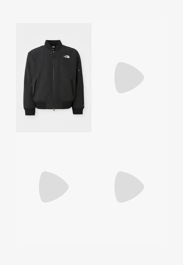 Veste bomber noire en tissu lisse, avec un col rond, des poignets côtelés et des poches latérales zippées. Le logo The North Face est sur la poitrine.; Maillot rayé bleu marine avec des manches courtes, doté d'un col rond, de trois rayures blanches sur l'épaule et de logos brodés en or.; Étiquette avec texte multilingue, symboles d'entretien et icônes de recyclage, imprimée sur un matériau doux semblable à du tissu dans une couleur claire.; Baskets noires en suède et cuir, avec un logo bleu et une semelle en caoutchouc marron. Associées à des chaussettes grises et un pantalon en velours côtelé.