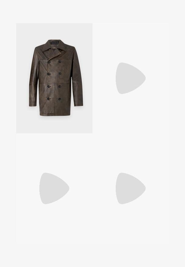 Casaco de couro castanho de duplo peito com um colarinho amplo, grandes botões pretos e um corte reto. Textura suave com detalhes mínimos.; Polo de manga curta em bege claro com colarinho com fecho. Feito de um tecido suave, apresenta um design simples e moderno, sem padrões.; Calças de fato bege, feitas de um tecido entrelaçado, com corte straight, frente lisa e passantes para cinto. Textura suave sem padrões visíveis.; Sapatilha de couro preta com biqueira arredondada, detalhes cosidos discretos e um salto baixo, apresentando uma textura suave e um design minimalista.