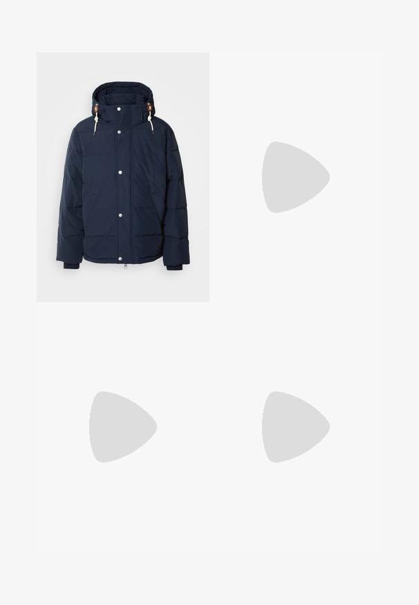 GANT JACKET - Dunjakker - evening blue; Hvid polo skjorte lavet af bomuld, med en klassisk krave, korte ærmer og et lille marineblåt logo på venstre bryst. To-knaps knaplukning.; Beige bukser med lige snit, der har en enkelt sort knap, bæltestropper og sidelommer. Glat stoftekstur og minimalistisk design.; Suedesko i lysebrun med en stitched design, prydet med en dekorativ spænde og en fleksibel gummisål for komfort.