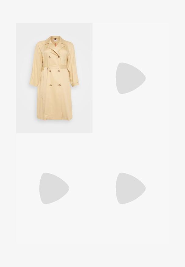 Cappotto trench in satin beige doppiopetto con maniche lunghe, vita cintrata e bottoni decorativi. Caratterizzato da un classico colletto a punte e tasche laterali.; Tre T-shirt aderenti in bianco, grigio e nero. Ognuna presenta un ampio scollo a barca e maniche corte. Realizzate in un tessuto morbido e elastico.; Pantaloni neri a zampa d'elefante realizzati in tessuto elasticizzato, con una vita alta e una superficie liscia. I pantaloni si allargano a partire dal ginocchio.; Sneaker alte nere in tela con suole e lacci bianchi. Presentano un logo circolare sul lato e cuciture bianche a contrasto.