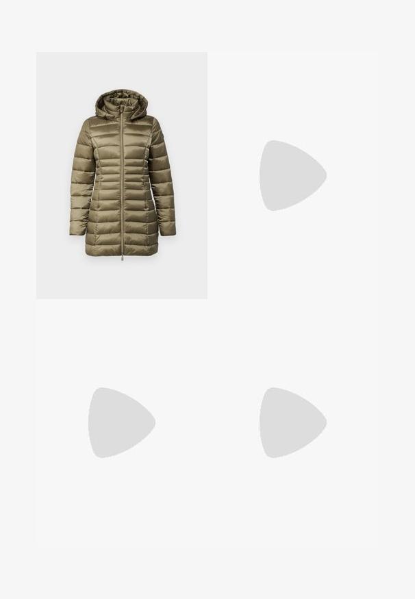 Oliivroheline puffjakker, millel on kapuuts, tikandiga disain, pikad varrukad ja keskel asuv tõmblukk. Sile, läikiv materjal ja liibuv siluett.; Valge lühikeste varrukatega puuvillane lühike t-särk, mille vasakul pool on punane tikitud südame muster. Ümmargune kaelus.; Valged puuvillased püksid sirge lõikega, keskmise kõrgusega vöökoht ja ilma nähtavate detailide või mustriteta. Ühtlane sile tekstuur.; Klongi must musta musta nahkast ankle saapad, millel on ploki konts, elastsed külgpanelid ja tõmbevale, hõljumas puidust plaadi ja kividest pinnasel õues.