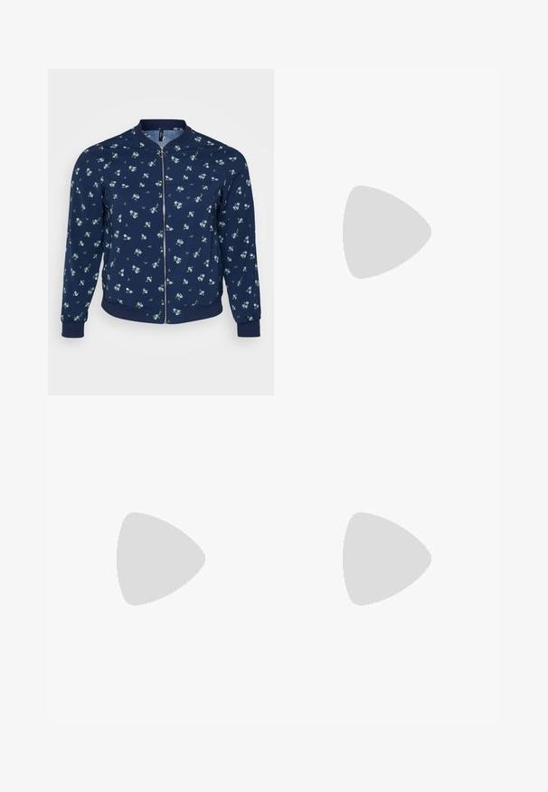 Giacca a bomber navale con motivo floreale, caratterizzata da piccoli fiori blu e foglie verdi, chiusura con zip e polsini e orlo a costine.; Tre T-shirt aderenti in bianco, grigio e nero. Ognuna presenta un ampio scollo a barca e maniche corte. Realizzate in un tessuto morbido e elastico.; Pantaloni neri a zampa d'elefante realizzati in tessuto elasticizzato, con una vita alta e una superficie liscia. I pantaloni si allargano a partire dal ginocchio.; Sneaker alte nere in tela con suole e lacci bianchi. Presentano un logo circolare sul lato e cuciture bianche a contrasto.; Orecchini a cerchio in oro con un design liscio e arrotondato e una finitura lucida. Costruzione leggera con chiusura a scatto sicura.