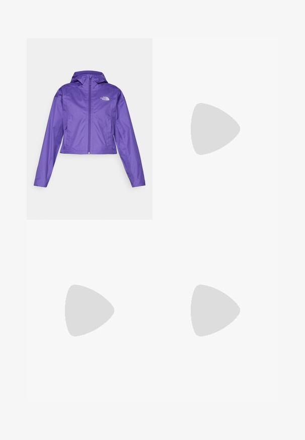 Giacca a vento viola tagliata, realizzata in materiale leggero e resistente all'acqua. Caratterizzata da un cappuccio, chiusura a zip e tasche frontali. Logo sul petto.; T-shirt nera a maniche lunghe in cotone con colletto rotondo. Presenta un piccolo logo bianco sul lato sinistro del petto. Design semplice e vestibilità comoda.; Pantaloni cargo in nylon nero con zip rimovibile, polsini regolabili, molteplici tasche e un logo sulla gamba destra. Tessuto liscio e leggero.; Scarpa atletica beige e crema con tomaia in mesh testurizzato, sovrapposizioni supportive e suola in gomma con un motivo a tasselli per la trazione.