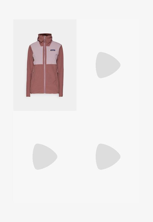 Patagonia CROSSSTRATA HOODY - Jakna za prosti čas - dulse mauve; Modra kratka majica s kratkimi rokavi iz teksturirane tkanine, z belim logotipom Columbia na prsih, okroglo ovratnikom in prilegnjenim dizajnom.; Črne športne legice z visokim pasom, ki imajo teksturirano zasnovo, kontrastne sivo obrobo, stranske žepe in prilegajoče hlačnice.; Črne športne čevlje z teksturirano zgornjiščem, belim podplatom in Vibram podplatom. Imajo sistem vezalk in zanko na peti.