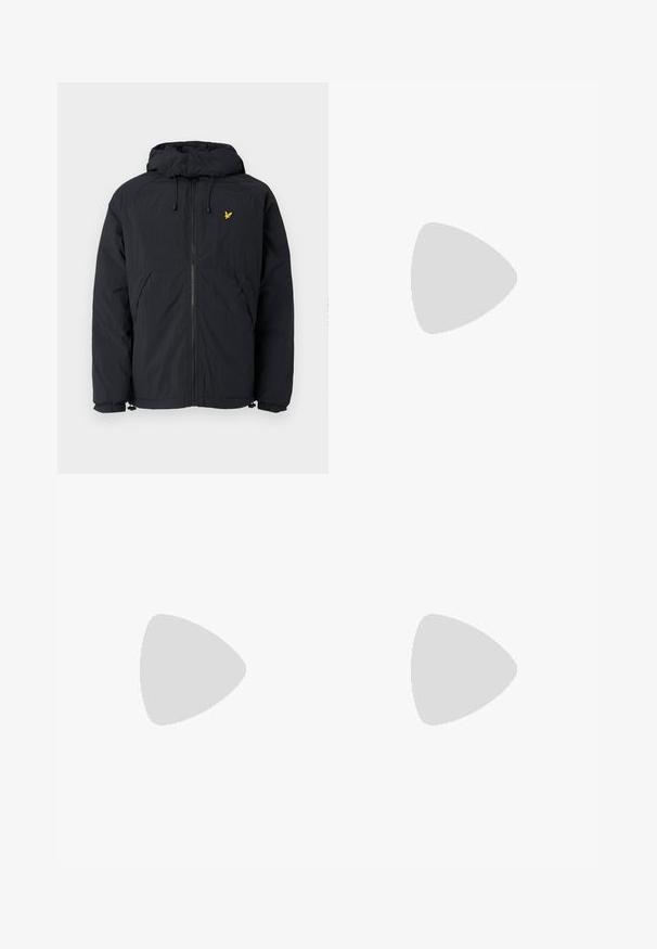 Lyle & Scott PADDED PUFFER JACKET - Zimná bunda - jet black; Biela bavlnená tričko s malým vyšívaným logom čiernej a žltej farby na pravej strane hrude. Krátke rukávy a okrúhly výstrih.; Čierne bavlnené jogger nohavice s elastickým pásom, šnúrkou na stiahnutie a rebrovanými manžetami. Na ľavom stehne sa nachádza malé žlté logo.; Biele kožené tenisky s hladkým povrchom, disponujú klasickým šnurovacím dizajnom, perforáciami na priedušnosť a textúrovanou gumovou podrážkou.