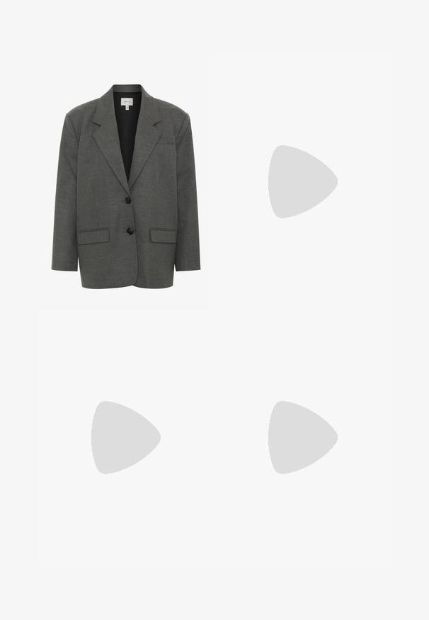 Gestuz PAULA - Blazer - dark grey melange; T-shirt bianca in cotone con maniche corte, scollatura a girocollo e vestibilità rilassata. Texture liscia e design semplice, senza motivi o dettagli.; Jeans bianchi a gamba larga realizzati in denim con vita alta, dotati di cinque tasche e dettagli in metallo. Texture liscia, senza motivi visibili.; Scarpe da ginnastica beige con materiali in rete e suede, punta rotonda, suola spessa e notevoli dettagli riflettenti sui lati.; Occhiali da sole ovali neri con lenti scure, montatura in plastica lucida, aste larghe e un piccolo accent in oro su un lato.