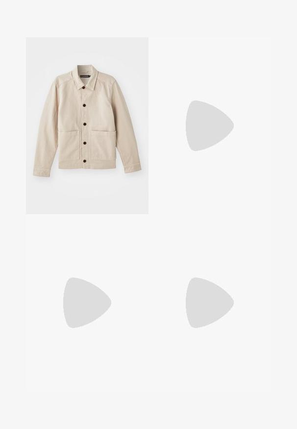 Chaqueta de algodón beige con cierre de botones en la parte delantera, cuello puntiagudo, dos bolsillos frontales y botones marrones; presenta un diseño estructurado y casual.; Camisa blanca de manga larga de algodón con botones. Presenta un cuello clásico, puños con botones y un pequeño logo bordado en azul marino en el pecho.; Vaqueros de denim azul claro con ajuste slim, que presentan desvanecimiento, un leve efecto de desgaste y bolsillos frontales, combinados con zapatillas blancas.; Zapatilla blanca con acentos de ante, puntera redondeada, cordones planos y suela de goma color crema. Presenta un logo verde en el talón.