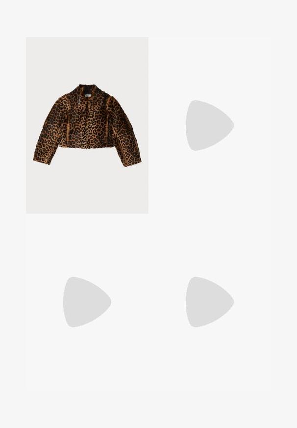 By Malene Birger ROWANI - Jachetă piele - leopard; Top alb, ajustat, dintr-un material neted. Are o formă simplă, fără motive distincte sau accesorii, prezentând un design moale, fără cusături.; Șorturi negre din bumbac cu o textură moale, talie elastică și șnur ajustabil. Prezintă un design simplu și funcțional, fără modele.; Botină sintetică maro cu talpă plată, dotată cu un detaliu decorativ cu curea și cataramă, textură netedă și un design cu vârf rotund.; Geacă galbenă căptușită cu guler înalt și buzunar frontal, asociată cu o geantă de umăr neagră cu accesorii aurii. Pantaloni casual din denim.