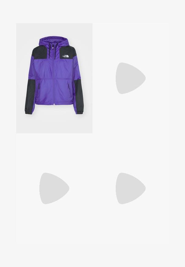 The North Face SHERU  - Jakna za nošenje na otvorenom - peak purple/black; Crna pamučna majica kratkih rukava, okruglog izreza, s bijelim Adidas logom na prsima. Jednostavan dizajn, opušteni kroj.; Crne široke sweatpants hlače napravljene od mekog materijala, s elastičnim strukom i malim logotipom s lijeve strane.; Crne zimske sportske tenisice odsuede s tri bijele pruge i crnim vezicama. Texturirane crne hlače djelomično su vidljive uz tenisice.