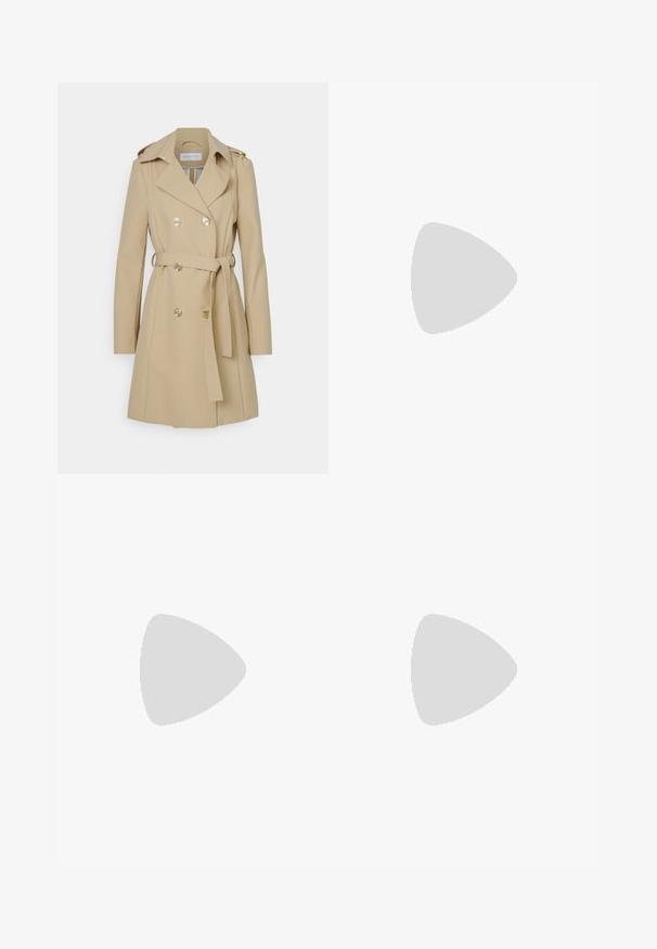 Patrizia Pepe Trenčkot - triking beige; Hnědý bavlněný tričko s krátkými rukávy a hlubokým V-výstřihem. Jednoduchý design, měkká textura a rovný lem. Žádné vzory ani akcenty.; Hnědé kalhoty širokého střihu s hladkým povrchem, vybavené černým pásem v pase a bočními kapsami. Přizpůsobený design a uvolněný střih.; Sandy poprsko s úzkým podpatkem v hladkém, lesklém odstínu tan. Obsahuje zakřivený design s výřezem a štíhlý jehlový podpatek. Detail se stříbrnou sponou.; Krémová kožená kabelka se strukturovaným designem, kontrastními černými okraji, zlatými kovovými prvky a odnímatelným popruhem s podpisovým logem.