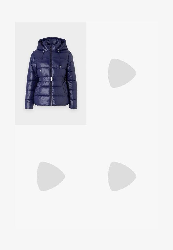 Marineblå dunjakke med en shiny finish, hette, glidelås og belte i midjen. Har kviltede paneler og sidelommer.; Hvit langermet høyhalset topp laget av glatt, elastisk stoff. Har høy krage og tettsittende design, uten synlige mønstre eller dekorasjoner.; Lys blå vide jeans laget av denim, med høy midje, fem-lommers design og subtile falminger for et slitt utseende.; Hvite plattform sneakers laget av glatt syntetisk materiale, med rund tå, snøring og en strukturert gummisåle. Svart hæl akcent.