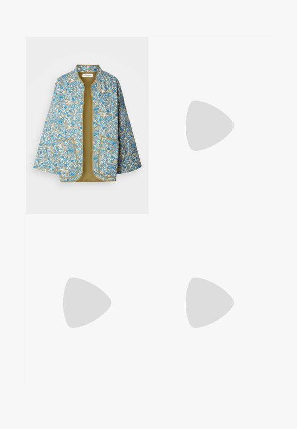 Blumengemusterte Jacke mit blauen, weißen und beigen Blumen auf grauem Hintergrund. Offenes Vorderdesign mit zwei Fronttaschen und olivgrünem Futter.; Weißes kurzärmliges T-Shirt aus Baumwolle. Hat eine lockere Passform mit Rundhalsausschnitt und leicht gesenkten Schulternähten. Keine Muster oder Akzente.; Schwarze Lederhosen mit glatter Textur, gerader Passform, zwei Fronttaschen und sichtbaren Nahtdetails.; Schwarze Lederpumps mit spitzem Zehenbereich und niedrigem Blockabsatz. Mit einem Knöchelriemen und einer goldfarbenen Schnalle. Glatte Textur.