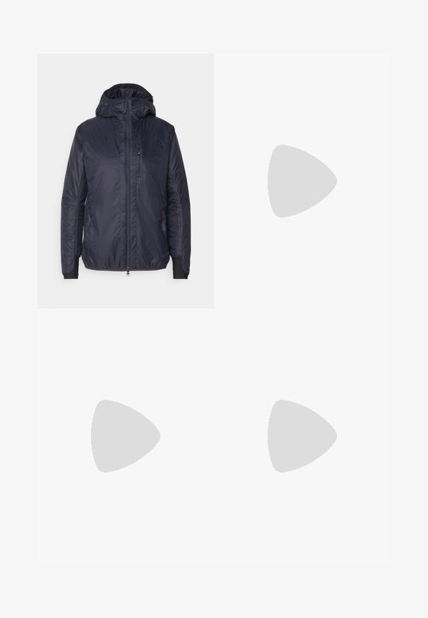 Mørkeblå isoleret jakke med hætte, frontlynlås og elastiske ærmer. Har en glat tekstur og minimalistisk design.; Kortærmet hvid sportsshirt med rund hals, prydet med et logo på brystet og en glat, let stofstruktur.; Sorte, tætsiddende bukser lavet af et fleksibelt materiale. Funktioner inkluderer en lynlåslomme i siden, artikulerede knæ og en glat tekstur.; Sort vandrestøvle med en mellem-højde design, der har en tekstureret overdel, grå detaljer og en holdbar gummisål med skridsikre klodser.