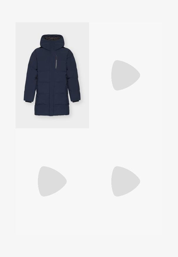 Chaqueta acolchada de color azul marino con cuello alto y capucha integrada. Cuenta con un bolsillo vertical con cremallera y puños elásticos. Textura suave y acolchada.; Camiseta blanca de algodón con mangas cortas, cuello redondo, corte relajado y sin logotipos ni patrones visibles. Textura suave y diseño minimalista.; Jeans de cintura alta y corte holgado en denim negro desgastado. Con cinco bolsillos, pasadores para el cinturón y un diseño de pierna recta y limpia.; Zapatilla gris y blanca con parte superior de ante y cuero, puntera redondeada, cordones planos y suela de goma con un acento de goma.