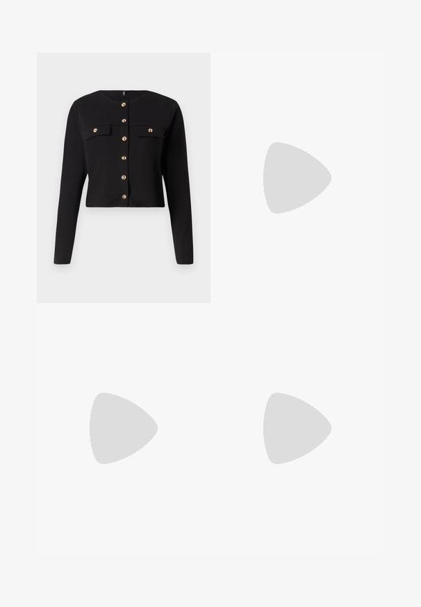 Schwarze, kurz geschnittene Jacke mit langen Ärmeln, rundem Ausschnitt, goldfarbenen Knöpfen und zwei vorderen Taschen mit Klappenverschluss. Glatte Stoffstruktur.; Zwei ärmellose, gerippte Rollkragenoberteile in Schwarz und Weiß, mit einer figurbetonten Passform und glatter Textur sowie einer cropped Länge.; Helle graue High-Waist-Jeans mit weitgeschnittenem Bein, klassischem Fünf-Taschen-Design, Knopfverschluss und dezenten Ausbleichungen.; Schwarze Leder-Plateau-Slipper mit runder Spitze und breitem Riemen über dem Spann. Merkmale eine klobige, quadratische Ferse und eine glatte Textur.
