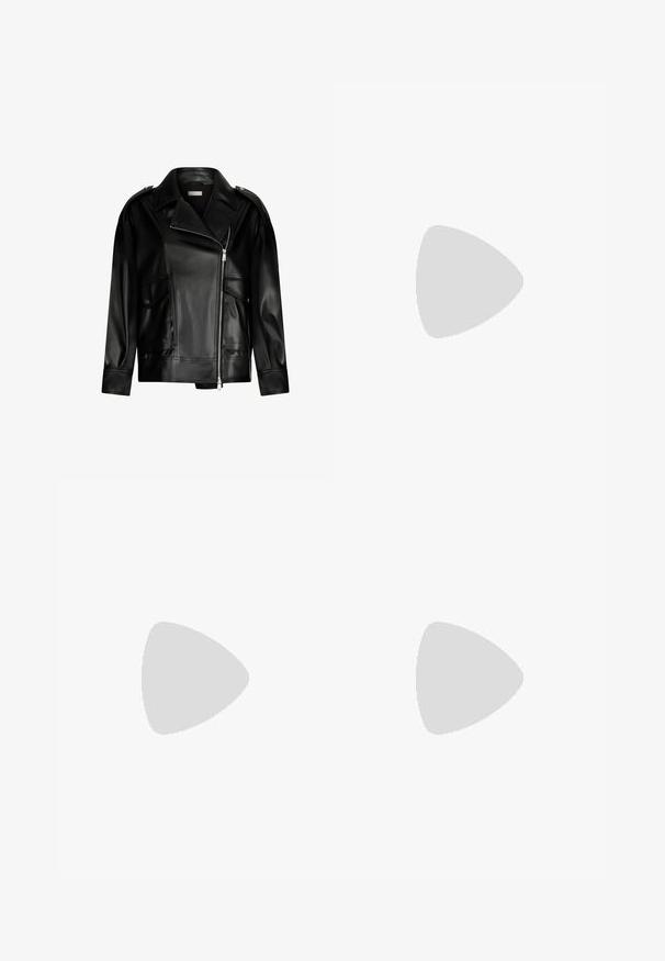 Jachetă din piele neagră cu guler tip șal, fermoar diagonal, două buzunare frontale și mâneci largi, având o textură netedă și lucioasă.; Tricou alb scurt, cu mâneci scurte și largi, din bumbac moale, cu decolteu rotund și un finisaj subtil portocaliu, design minimalist, fără modele sau grafice.; Pantaloni negri tailor-ed cu un design drept, având o textură fină și cute clare pe față. Fără elemente de prindere vizibile.; Sandale bej cu toc bloc, cu bretele subțiri și vârf pătrat. Material neted cu detalii minime, concepute pentru a fi ușor de purtat.