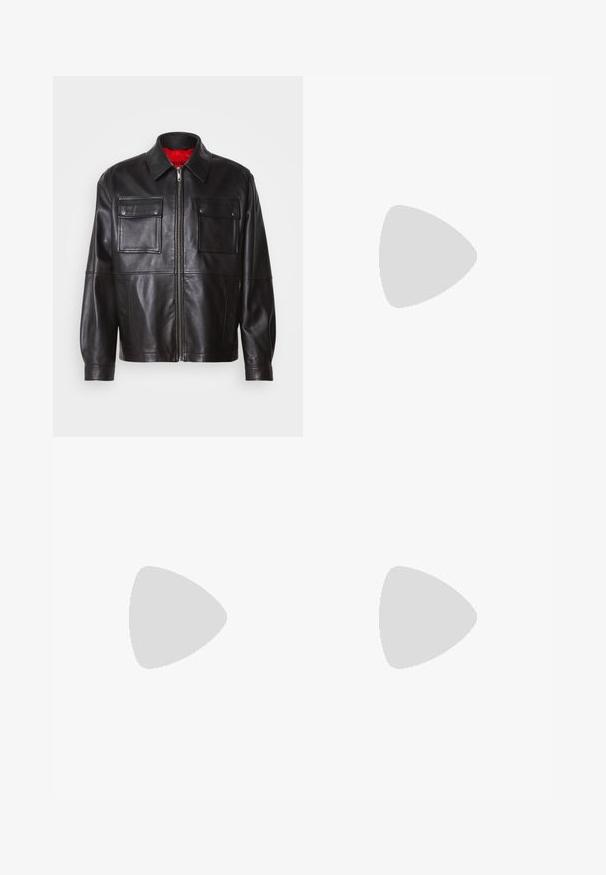 Jachetă din piele neagră cu fermoar frontal, două buzunare pe piept și căptușeală roșie. Are un guler clasic și o croială lejeră.; Pulover negru cu guler înalt, realizat dintr-un material moale, cu mâneci lungi și o croială ajustată. Tiv și mansete cu margine ondulată. Design simplu.; Pantaloni gri deschis croiți, dintr-un material texturat, cu un singur buzunar pe spate și cusături curate.; Pantofii din piele neagră, cu șireturi, au vârful rotunjit, o textură netedă, cusături minime și un toc de cauciuc scăzut. Logo pe toc.