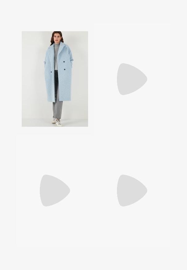 Cappotto lungo azzurro chiaro con una finitura testurizzata, ampie rever, bottoni doppi e tasche laterali, abbinato a un dolcevita grigio e jeans.; Maglione grigio scuro con collo a giro. Maniche a costine e orlo a costine. Tessuto a maglia con una vestibilità rilassata e maniche lunghe.; T-shirt bianco semplice realizzato in cotone, con scollatura rotonda, maniche corte e vestibilità morbida. Texture liscia senza motivi o accenti.; Jeans in denim azzurro chiaro a gamba larga con vita alta, dotati di cinque tasche, chiusura con bottone e leggera sbiaditura per un effetto usurato.; Scarpe sportive con tomaia in pelle bianca, punta in suede grigia e tre strisce nere. Presentano un logo blu sulla linguetta e una suola in gomma testurizzata.
