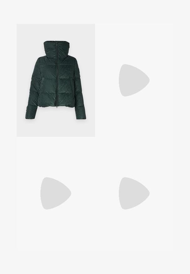 Groene pufferjack met een glanzende textuur, rits aan de voorkant en een capuchon. Bevat horizontale quiltpatronen en drukknoopaccenten op de zakken.; Lichtblauwe katoenen t-shirt met korte mouwen, een ronde hals en een subtiele geborduurde 'Calvin Klein' logo op de voorkant.; Lichtblauwe denim jeans met een hoge taille, wijde pijpen, twee zijzakken en geplooid ontwerp. Zachte textuur met een vervaagd uiterlijk.; Zwarte puntige slingback schoen met een lage hak, gemaakt van soepel leer en voorzien van een uitsnede aan de zijkant voor ventilatie.