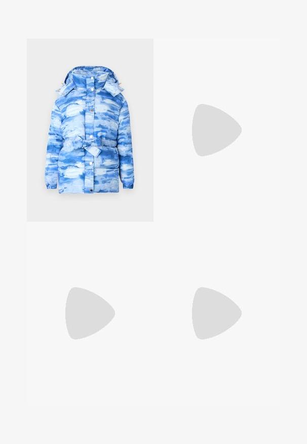 Modra puffer jakna z oblake podobnim vzorcem, s kapuco in pasom. Narejena iz sijočega, teksturiranega materiala z zapenjanjem na gumb.; Črni pleteni pulover z visokim rebrastim ovratnikom, spuščenimi rameni in sproščenim krojem. Ima rebraste manšete in spodnji rob za dodatno teksturo.; Temno rjave široke hlače z visokim pasom, ki imajo lepo stisnjene gube, gladko teksturo in krojen fit.; Ženske črne usnjene škornje do kolen, s zaobljenim nosom, spredaj vezane, z bočno dekoracijo in z zlatim okrasnim sponko na vrhu. Gladka površina.