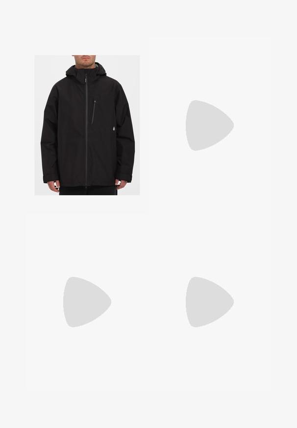 Giacca nera impermeabile con zip completa, cappuccio regolabile e tasca sul petto con zip. Presenta un logo sul lato sinistro.; New Balance T-Shirt sport - black; Pantaloni sportivi neri realizzati in materiale leggero, con una vita elastica, design affusolato e un discreto dettaglio del logo sul lato.; Scarpa sportiva nera con tomaia texture, tallone rinforzato e una suola grigia spessa. Caratterizzata da un logo "N" prominente.