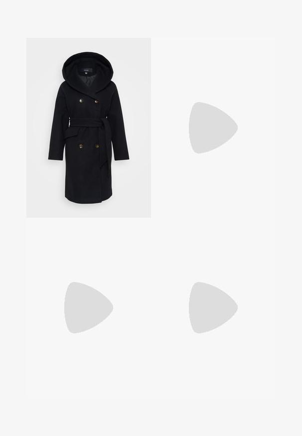 Cappotto di lana nero con un ampio cappuccio, chiusura doppiopetto, bottoni dorati e una cintura da annodare. Presenta tasche laterali e un taglio classico.; Even&Odd Petite 2 PACK - Top - light grey/black; ONLY Petite ONLMADISON BLUSH WIDE - Wide Leg - dark blue denim; Stivali neri alla caviglia con finitura lucida, punta quadrata e tacco a blocco spesso. Il design presenta una silhouette senza cuciture e un branding minimale.; Orecchini a cerchio in metallo argento con finitura spazzolata, caratterizzati da un design circolare e un gancio trasparente sul retro per una vestibilità sicura.