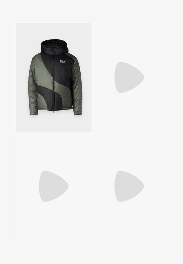 EA7 Emporio Armani GIUBBOTTO - Vinterjakke - beetle; Svart langermet skjorte med rund hals. Laget av mykt stoff, har et enkelt design og en standard passform uten synlige mønstre eller aksenter.; Svarte skreddersydde bukser med en jevn tekstur, med frontfold, rette ben og sidelommer. Enkelt design og ensfarget.; Hvit sneakers med semsket detaljer, rund tå, flate snøringer og en kremfarget gummisåle. Har grønn merking på hælen.
