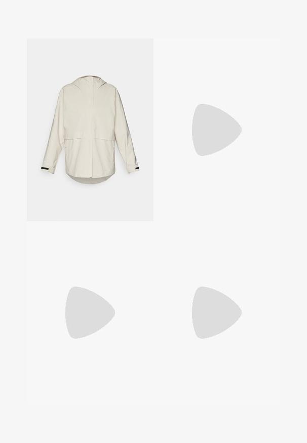 Giacca beige chiaro con cappuccio, maniche lunghe e spacco posteriore. Presenta tasche laterali e un orlo arricciato per una vestibilità regolabile. Tessuto dalla superficie liscia.; T-shirt nera a maniche lunghe in cotone con colletto rotondo. Presenta un piccolo logo bianco sul lato sinistro del petto. Design semplice e vestibilità comoda.; Pantaloni neri aderenti realizzati in materiale flessibile. Presentano una tasca laterale con zip, ginocchia articolate e una texture liscia.; Stivale da trekking nero con design a metà altezza, dotato di una tomaia texturizzata, accenti grigi e suola in gomma resistente con tasselli per la trazione.