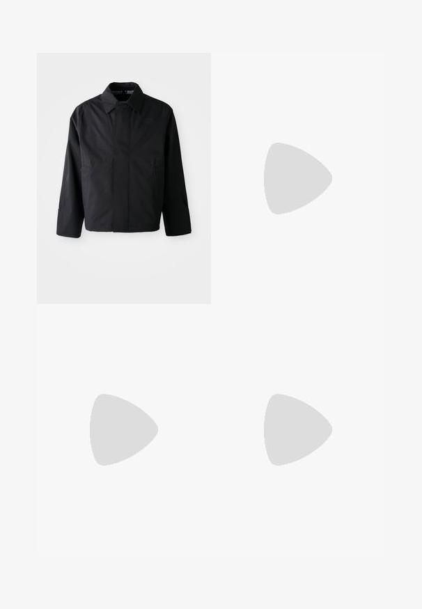 Giacca nera, corta, con colletto aperto, due tasche anteriori e maniche lunghe. Realizzata in materiale lucido e leggero con un branding discreto.; T-shirt nera in cotone con maniche corte, colletto a giro, e un piccolo logo bianco sul lato sinistro del petto. Design semplice, texture liscia e vestibilità rilassata.; Pantaloni sportivi neri realizzati in tessuto leggero, con vita regolabile con cordino, tasche laterali e orli affusolati alle caviglie.; Sneaker da esterno nera con parte superiore in suede, suola in gomma testurizzata e robusto sistema di allacciatura. Presenta un tallone rinforzato e il logo del marchio sul lato.