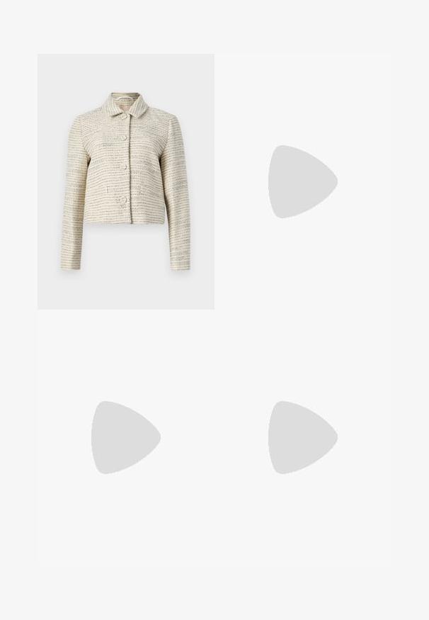 Elfenbeinfarbende, kurz geschnittene Jacke aus strukturiertem Stoff mit horizontalen blauen und schwarzen Streifen. Sie hat lange Ärmel, einen Kragen und runde Knöpfe.; Grünes Hemd mit weißen vertikalen Streifen und floralen Mustern, das kleine gelbe Blumen zeigt. Lange Ärmel mit Manschettendetails.; Braune weit geschnittene Hose aus Baumwolle mit Knopfverschluss, Seitentaschen und auffälligen Nähten.; Schwarze Leder-Ballettschuhe mit abgerundeter Spitze, glatter Textur, minimalen Nähdetails und einem flexiblen Sohlen-Design.