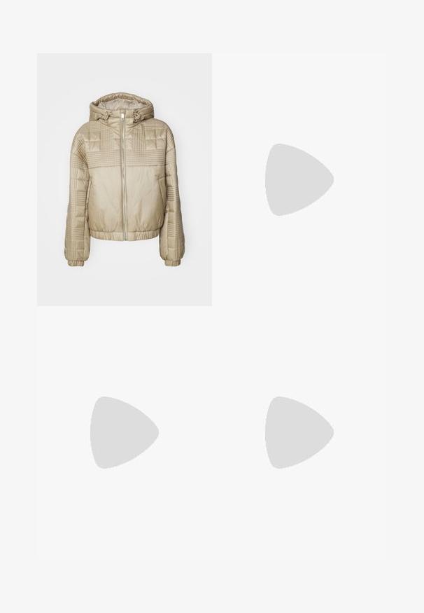 Μπεζ πλεκτό μπουφάν με κουκούλα, που διαθέτει μπροστινό φερμουάρ, ελαστικούς σφιγκτήρες και υφασμάτινες επιφάνειες στα μανίκια και το σώμα.; Λευκό πουκάμισο με μακριά μανίκια, φτιαγμένο από βαμβάκι. Διαθέτει κλασικό γιακά και διακριτική κεντημένη επωνυμία στο στήθος. Απαλή υφή.; Μαύρο παντελόνι με φαρδιά πόδια από λείο ύφασμα, με ψηλή μέση, θηλιές ζώνης και δύο μπροστινές τσέπες. Ο πτυχωτός σχεδιασμός προσθέτει υφή.; Ανοιχτό μπεζ δερμάτινες λόφερ με ραμμένη μπροστινή πλευρά και υφασμένο μαύρο τακούνι. Διαθέτουν καμπυλωτό σχέδιο και ελαφριά ανύψωση.