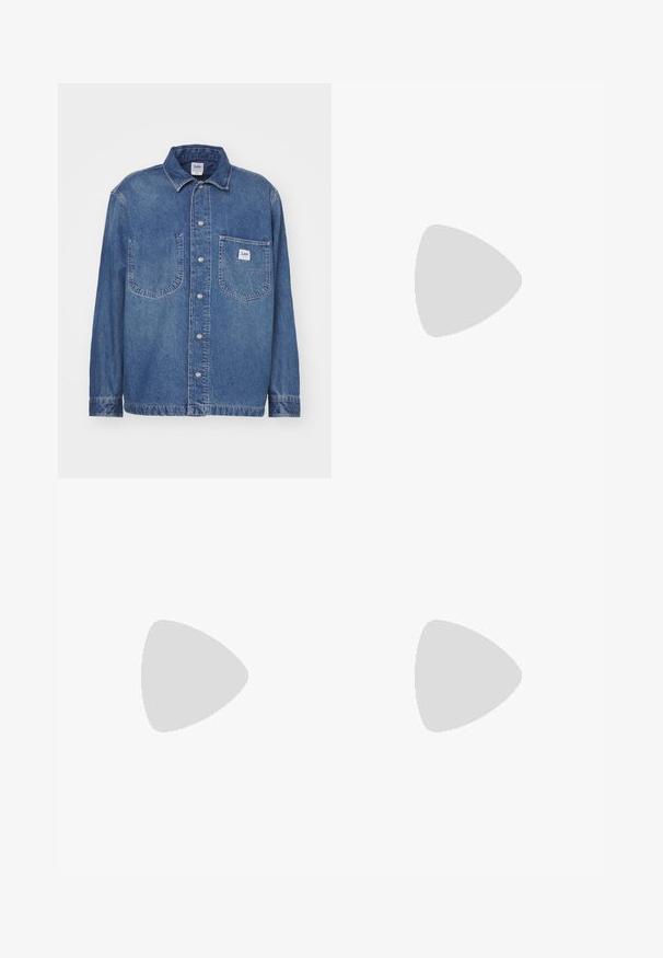 Camicia di jeans di blu medio con chiusura a bottoni, colletto classico, due tasche sul petto e una toppa con etichetta sulla tasca sinistra.; Maglietta nera in cotone con scollatura rotonda, maniche corte e taglio dritto. Presenta cuciture minime e una texture morbida e liscia.; Pantaloni a gamba larga realizzati in tessuto grigio scuro. Presentano pences in vita, un design sartoriale e una silhouette dritta.; Stivale alla caviglia in suede tan con collare imbottito nero, occhielli in metallo dorato, dettagli in cucitura bianca e suola in gomma robusta con battistrada pronunciato.
